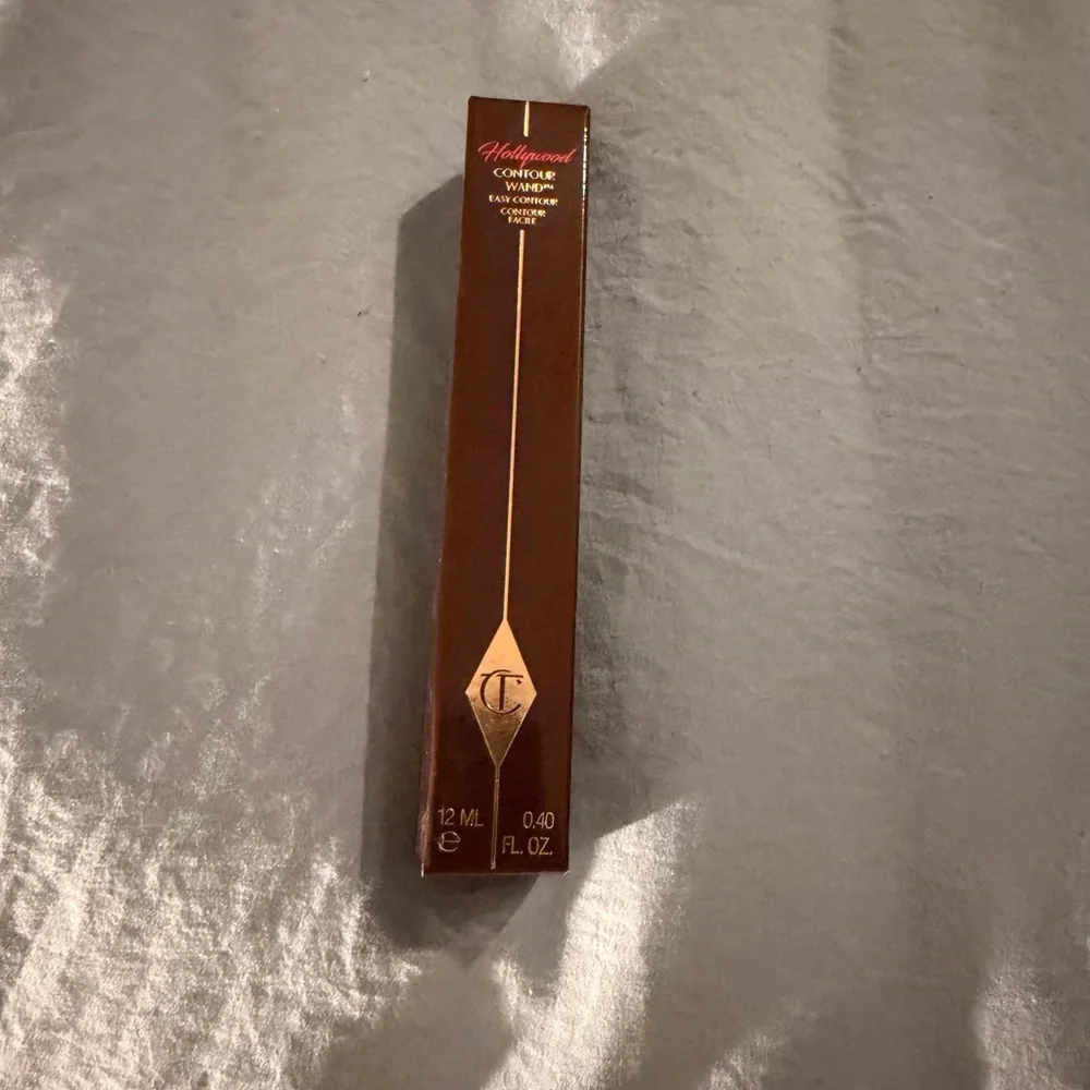 Charlotte Tilbury Fair-Medium Pale-Moven Box with Deep Burgundy Accents